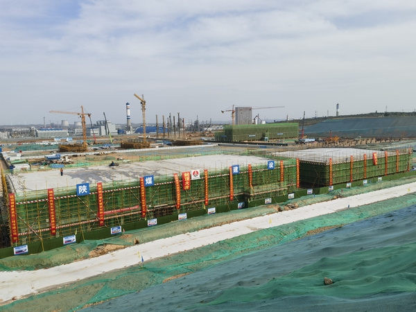 陜煤建設銅煤公司北元募投項目配套建設產氯裝置公用工程項目產氯甘氨酸變電所和機柜間工程順利封頂?