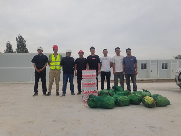 伊寧聯創集團組織部長謝輝蒞臨伊犁州伊寧市煤炭儲運中心基地建設項目開展“送清涼”慰問