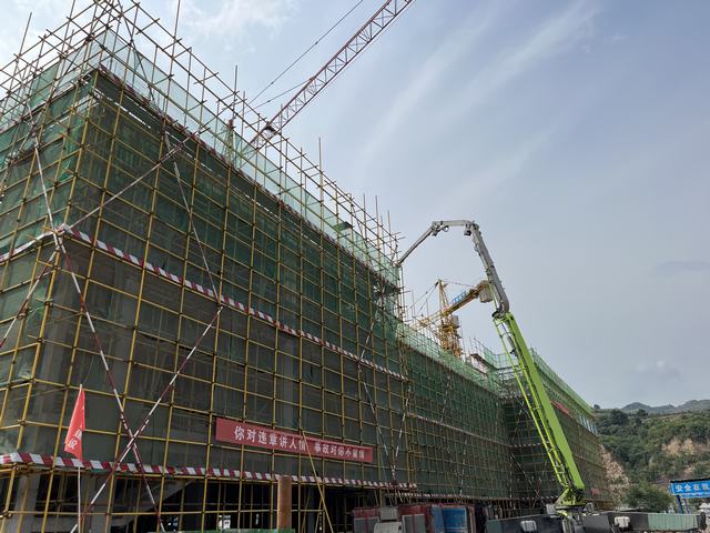 陜煤建設韓城分公司承建的韓城礦業王峰煤礦聯合建筑樓主體結構順利封頂