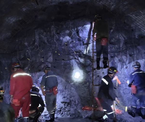 陜煤建設礦建二公司王峰項目部兩個巷道精準貫通