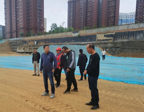榆林市城市投資房地產(chǎn)開發(fā)有限公司執(zhí)行董事、總經(jīng)理徐鯤一行蒞臨榆溪圣境項(xiàng)目檢查指導(dǎo)工作