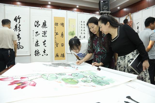 “清”風入心  “廉”花自開