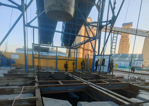 陜煤建設礦建三公司袁大灘礦二號回風立井封口盤、吊盤安裝順利完成