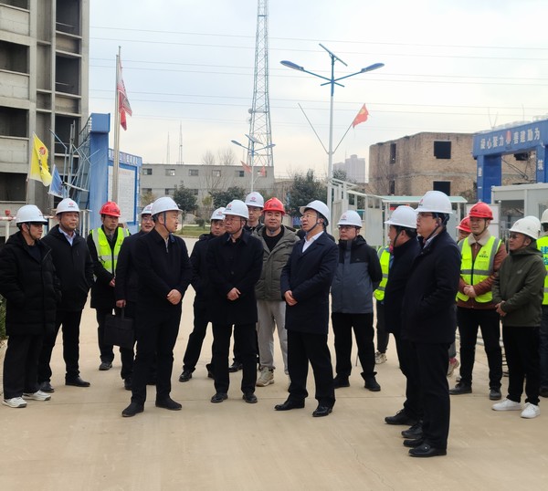 銅川礦業有限公司黨委書記、董事長路根奎一行蒞臨陜煤建設銅煤公司承建的銅煤三號居住區檢查指導工作