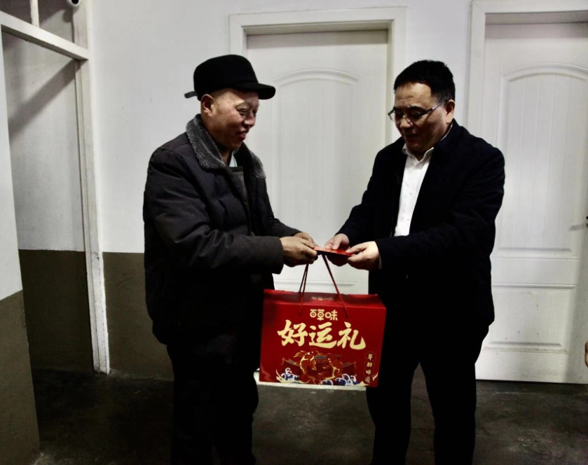 陜煤建設(shè)領(lǐng)導(dǎo)節(jié)前赴鄉(xiāng)村振興幫扶定點(diǎn)村開(kāi)展走訪慰問(wèn)活動(dòng)