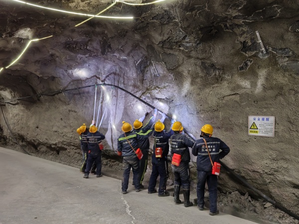 陜煤建設機電安裝公司酒鋼項目部齊心協力攻堅電纜敷設