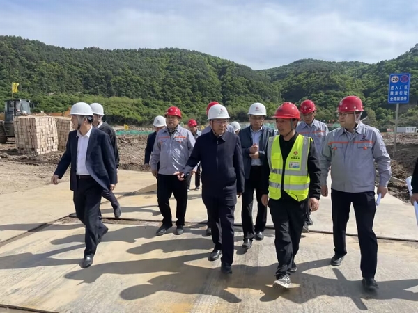 陜煤集團(tuán)副總經(jīng)理杜平一行蒞臨黃陵礦業(yè)店頭電廠二期2×1000MW機(jī)組擴(kuò)建項目主廠房樁基項目檢查指導(dǎo)工作