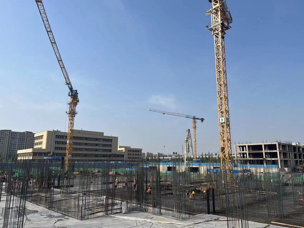 看向窗外的風(fēng)景