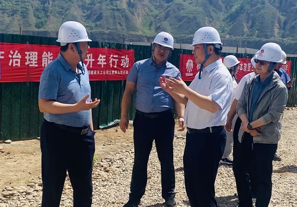 陜煤集團(tuán)基本建設(shè)部高級主任師楊景輝一行蒞臨陜煤建設(shè)天工公司承建的胡孟改擴(kuò)建項目檢查指導(dǎo)工作