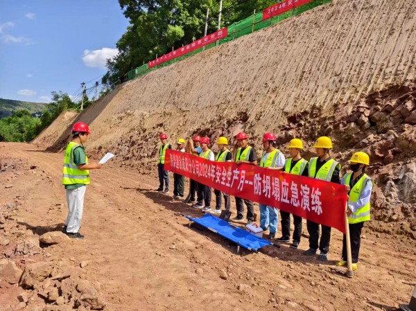 陜煤建設(shè)咸陽(yáng)分公司第六項(xiàng)目部開展防坍塌應(yīng)急救援演練