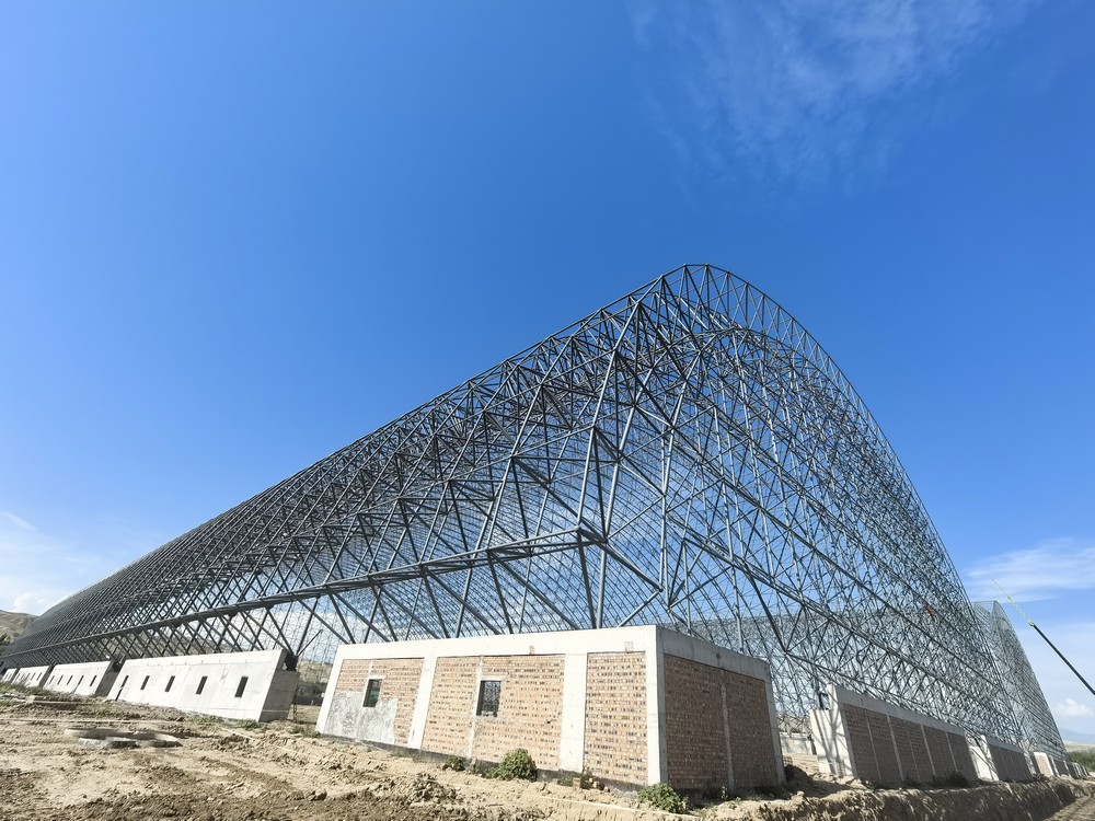 陜煤建設(shè)天工公司承建的伊寧市煤炭儲運中心基地建設(shè)項目1#、2#儲煤棚順利合攏