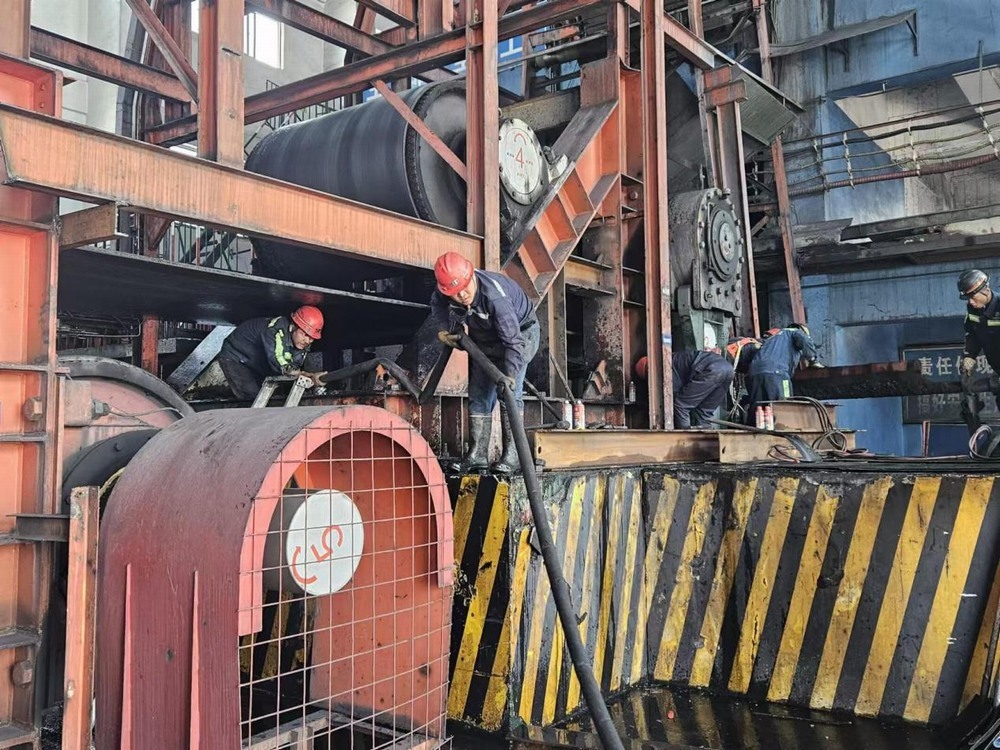 陜煤建設機電安裝公司神府項目部提前8小時完成驅動裝置滾筒及機架更換檢修任務