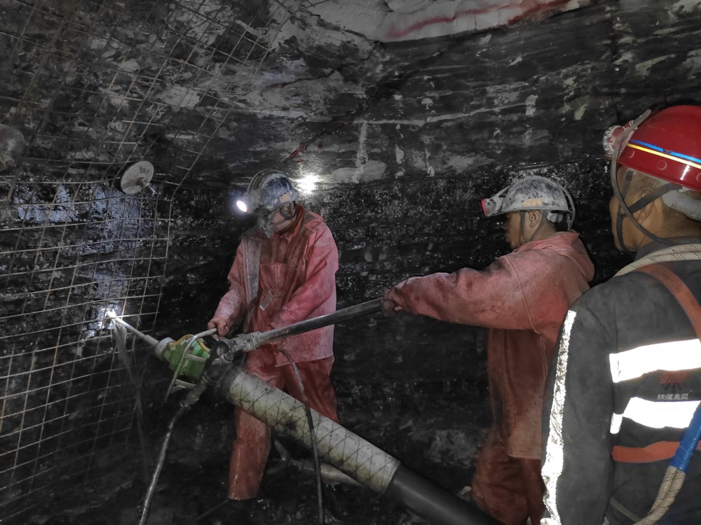 陜煤建設礦建三公司承建的貫屯煤礦西翼進、回風立井圓滿完成揭煤工作