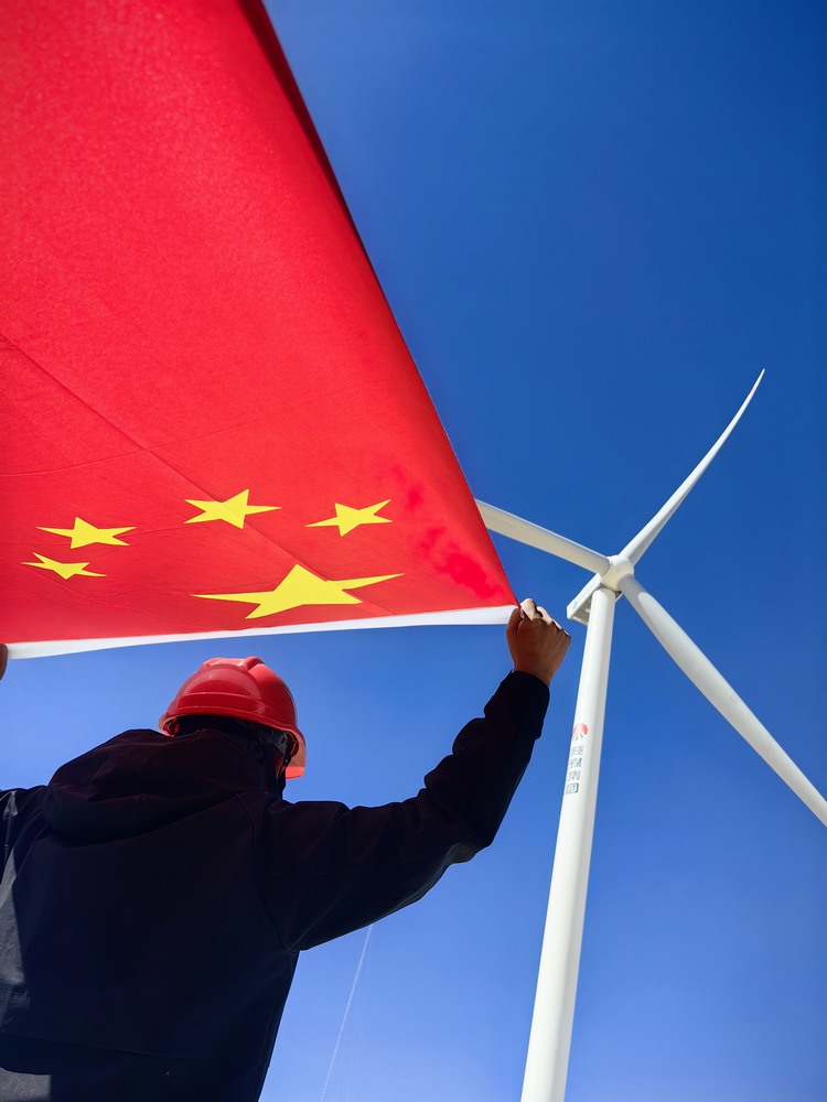 陜煤建設者與國旗合影，共筑強國夢