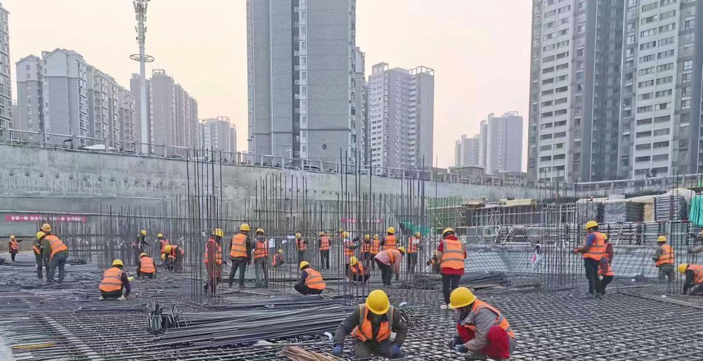 陜煤建設新龍城直屬項目部：國慶假日不打烊，熱火朝天忙生產