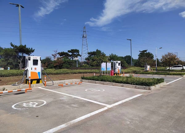 陜煤建設川耀公司：崔仙服務區充電樁安裝，為綠色出行“加油”