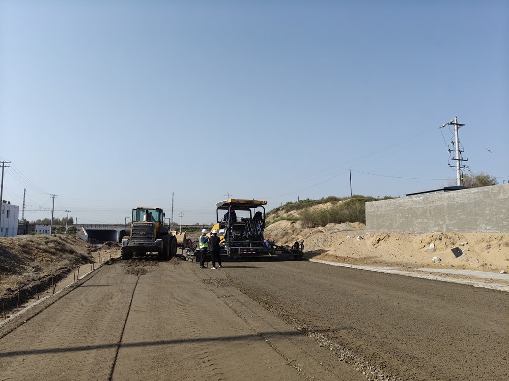 陜煤建設(shè)路橋分公司物流園區(qū)二號(hào)進(jìn)場(chǎng)道路大干快上，吹響項(xiàng)目建設(shè)“沖鋒號(hào)”
