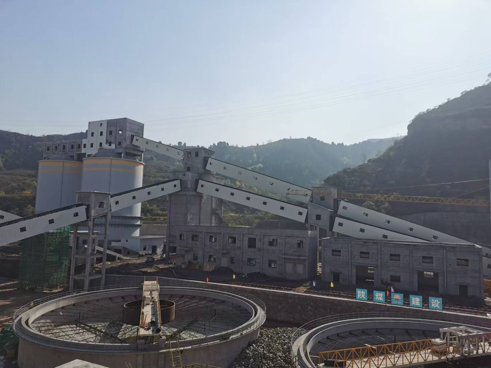 陜煤建設(shè)韓城分公司土建十一項(xiàng)目部：多項(xiàng)超規(guī)模危大工程鋼桁架一次性吊裝成功