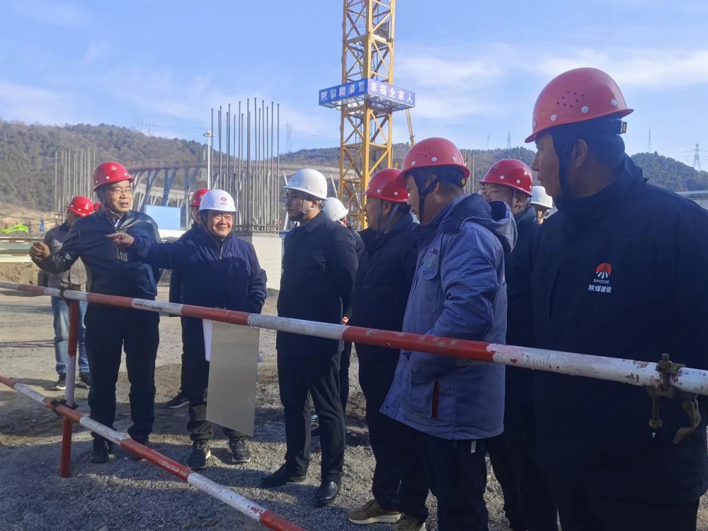 黃陵礦業集團有限責任公司副總經理薛國華深入陜煤建設基層項目檢查指導