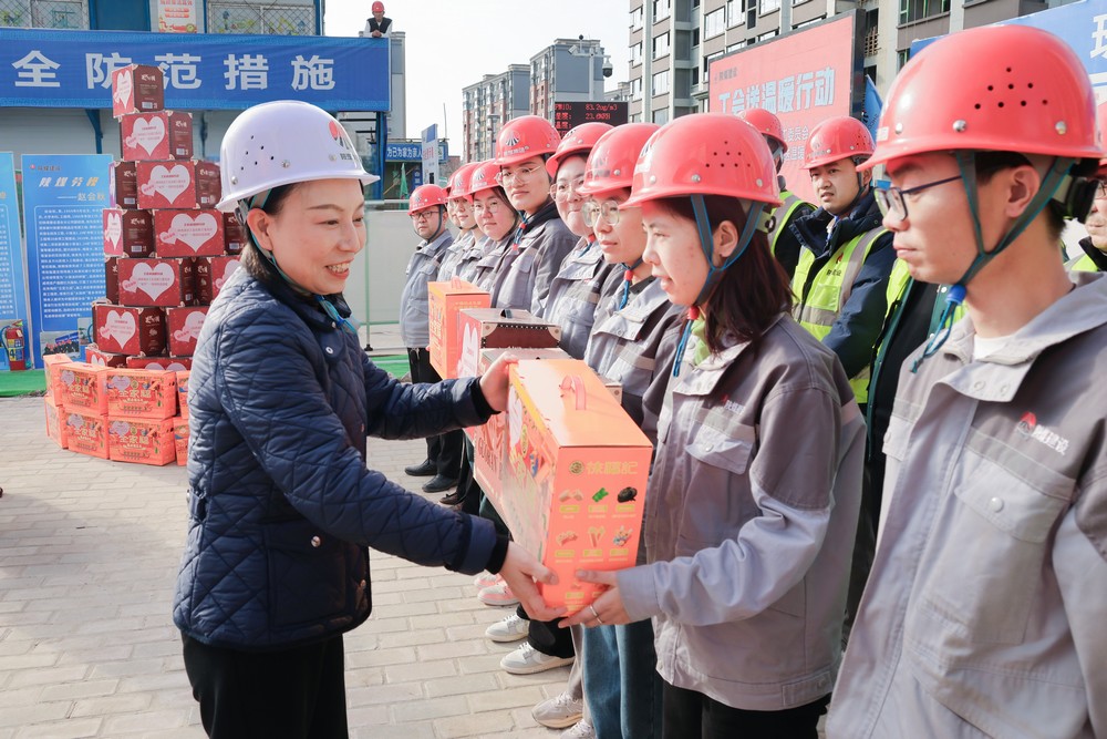 省總工會領(lǐng)導(dǎo)為陜煤建設(shè)一線職工送溫暖