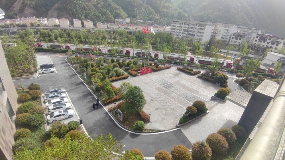 陜煤建設(shè)漢中分公司承建的培訓(xùn)中心路面維修項目順利通過竣工驗收