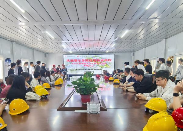 鄂爾多斯應用技術學院土木工程學院師生到陜煤建設內蒙古分公司應用技術學院項目部開展實踐學習