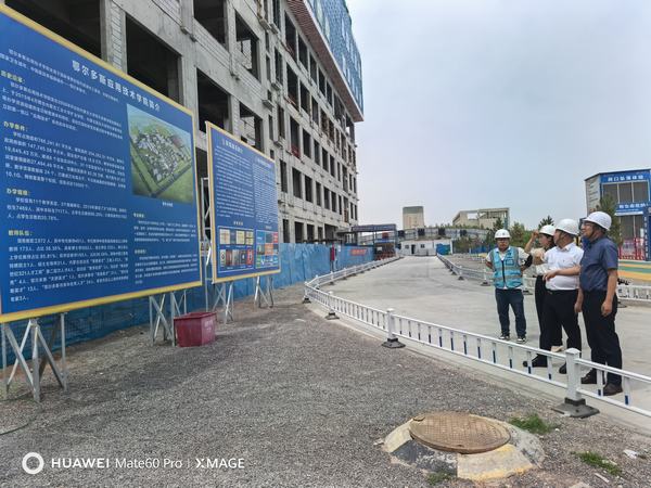 趙敬凱到內蒙古分公司所承建的鄂爾多斯應用技術學院辦學條件提升項目檢查指導