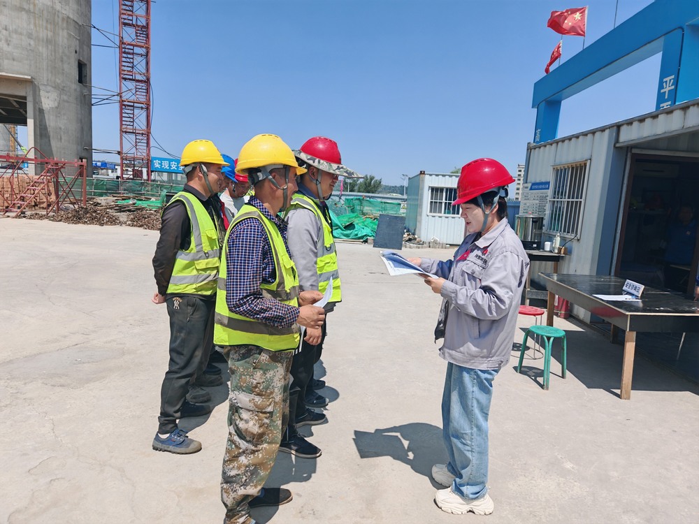 陜煤建設(shè)韓城分公司:玫瑰鏗鏘護(hù)安全 巾幗芳華鑄防線