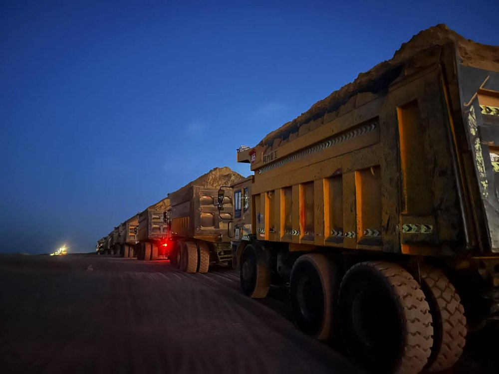 千萬土石鑄根基 鐵軍鏖戰迎曙光