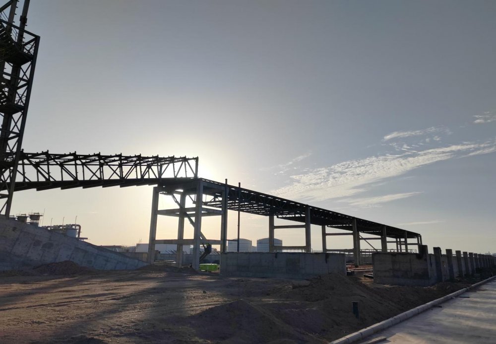 陜煤建設西北分公司土建第一項目部:提質煤2#棧橋桁架順利吊裝完成