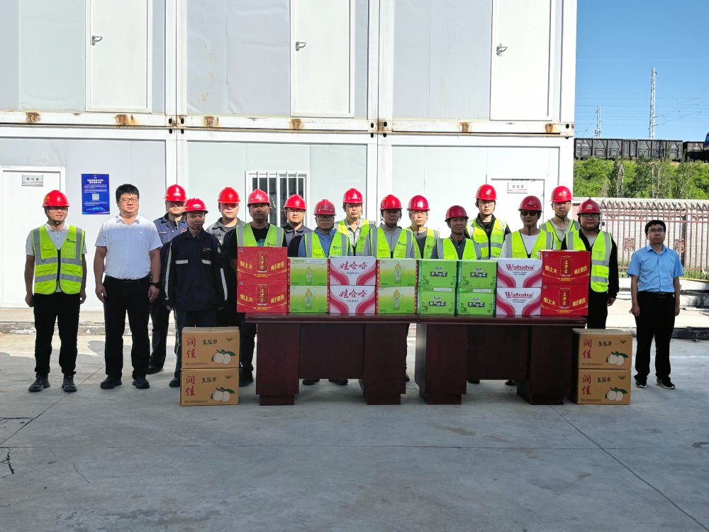 陜西小保當礦業有限公司總經理薛曉強一行深入陜煤建設第二直屬項目部開展“送清涼”慰問活動