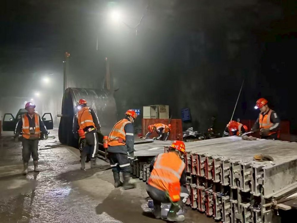 陜煤建設機電安裝公司:紅柳林礦業主運二部膠帶接頭硫化圓滿完成