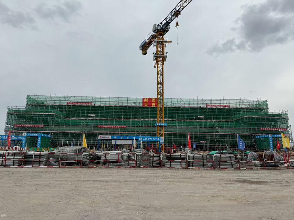 陜煤建設(shè)銅煤公司:1500萬噸/年煤炭分質(zhì)轉(zhuǎn)化示范項(xiàng)目一階段1#消防站工程圓滿封頂