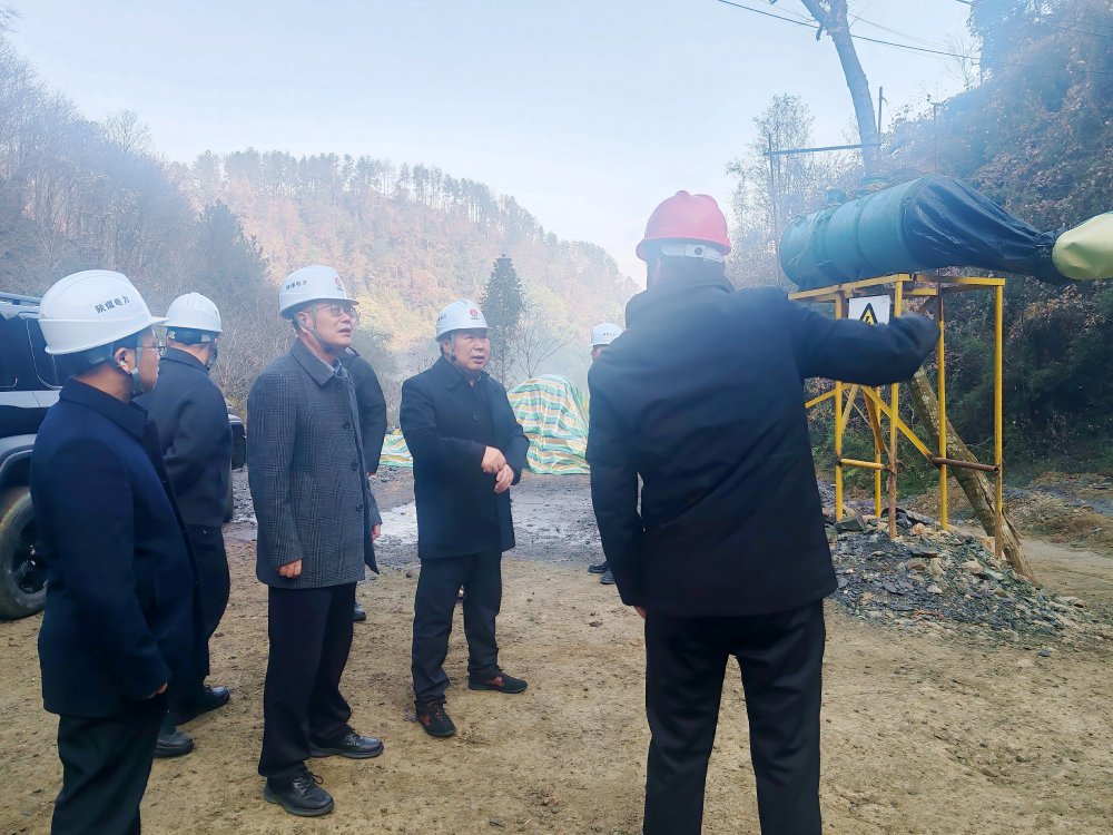 陜煤集團總經理助理、陜煤電力集團黨委書記、董事長馮平安一行深入西鄉抽蓄電站勘探平硐項目現場檢查指導前期準備工作