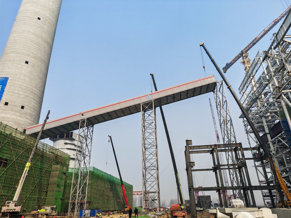 突破“空中走廊”！陜煤建設(shè)韓城分公司土建十六項(xiàng)目部承建的陜煤信陽(yáng)超超臨界工程裝配式輸煤棧橋建設(shè)再傳捷報(bào)